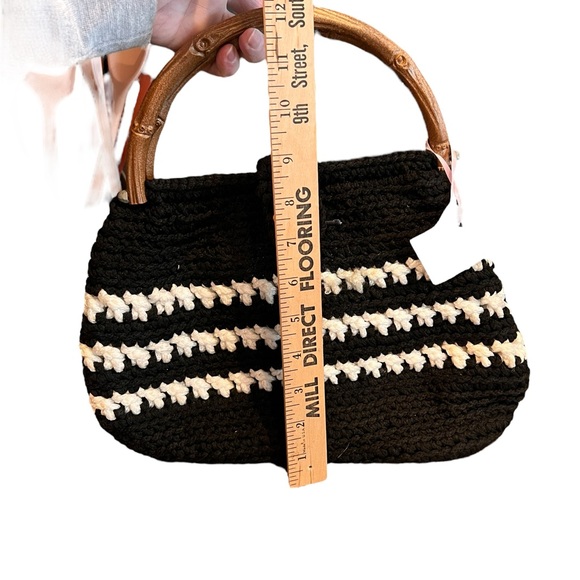 VINTAGE INSPIRED BLACK WHITE CROCHET HANDBAG, WOODEN BUTTON CLOSURE, 2 HANDLES - Picture 10 of 11